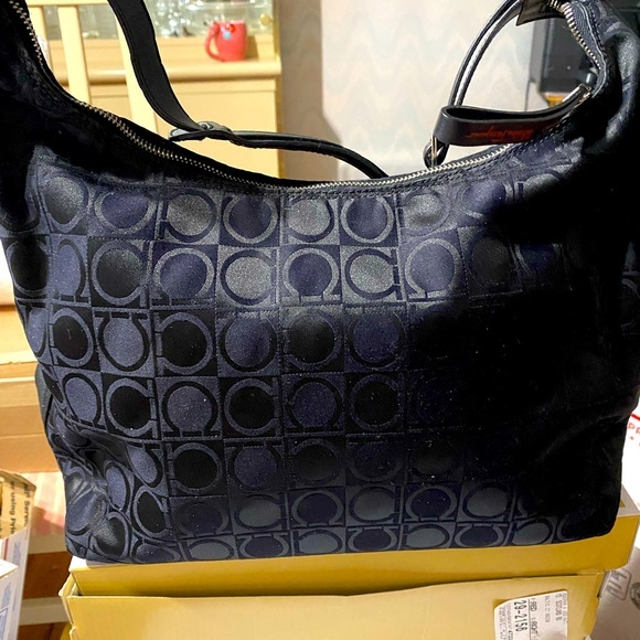 Salvatore Ferragamo's black shoulder bag.EUC